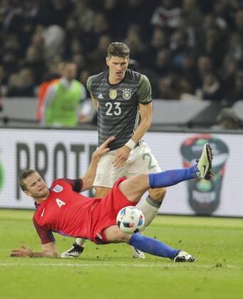 Mario GOMEZ, DFB 23 Zweikampf , Aktion um den Ball gegen Eric DIER, England 4 DEUTSCHLAND - ENGLAND ( - ) Freundschaftsspiel, friendly match, Deutsche Fussball Nationalmannschaft, DFB am 26.03.2016 in Berlin.