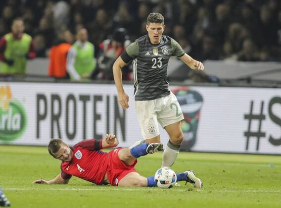 Mario GOMEZ, DFB 23 Zweikampf , Aktion um den Ball gegen Eric DIER, England 4 DEUTSCHLAND - ENGLAND ( - ) Freundschaftsspiel, friendly match, Deutsche Fussball Nationalmannschaft, DFB am 26.03.2016 in Berlin.