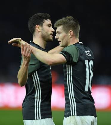 FUSSBALL INTERNATIONAL TESTSPIEL IM BERLINER OLYMPIASTADION Deutschland - England 26.03.2016 Jonas Hector (li) und Toni Kroos (re, beide Deutschland) jubeln nach dem 1:0 