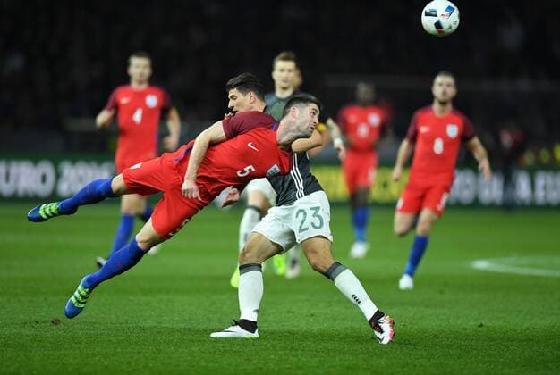 FUSSBALL INTERNATIONAL TESTSPIEL IM BERLINER OLYMPIASTADION Deutschland - England 26.03.2016 Gary Cahill (England) rettet vor Mario Gomez (Deutschland) 