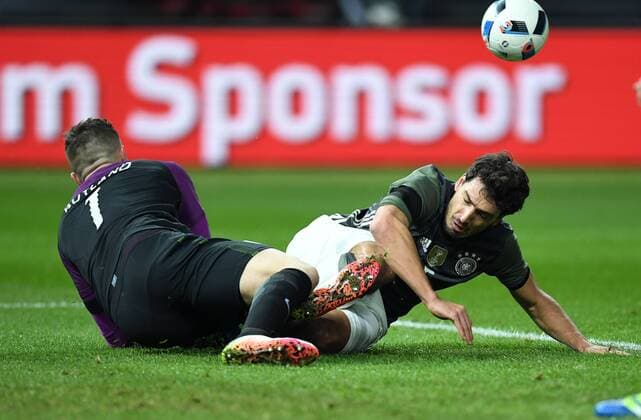 FUSSBALL INTERNATIONAL TESTSPIEL IM BERLINER OLYMPIASTADION Deutschland - England 26.03.2016 Torwart Manuel Neuer (li, Deutschland) gegen Mats Hummels (re, Deutschland) 