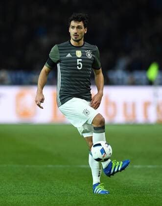 FUSSBALL INTERNATIONAL TESTSPIEL IM BERLINER OLYMPIASTADION Deutschland - England 26.03.2016 Mats Hummels (Deutschland) 