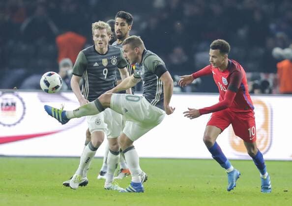 Lukas PODOLSKI, DFB 10 Zweikampf , Aktion um den Ball gegen Dele ALLI, England 10 DEUTSCHLAND - ENGLAND ( - ) Freundschaftsspiel, friendly match, Deutsche Fussball Nationalmannschaft, DFB am 26.03.2016 in Berlin.