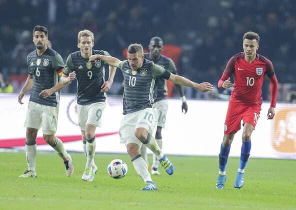 Lukas PODOLSKI, DFB 10 Zweikampf , Aktion um den Ball gegen Dele ALLI, England 10 DEUTSCHLAND - ENGLAND ( - ) Freundschaftsspiel, friendly match, Deutsche Fussball Nationalmannschaft, DFB am 26.03.2016 in Berlin.