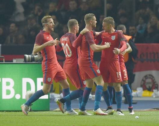 Fussball, Herren, Saison 2015 16, Länderspiel in Berlin, Deutschland - England, v. l. Harry Kane (England), Ross Barkley (England), Ryan Bertrand (England), Jamie Vardy (England), Jubel nach Tor zum 2:2, 26.03.2016,