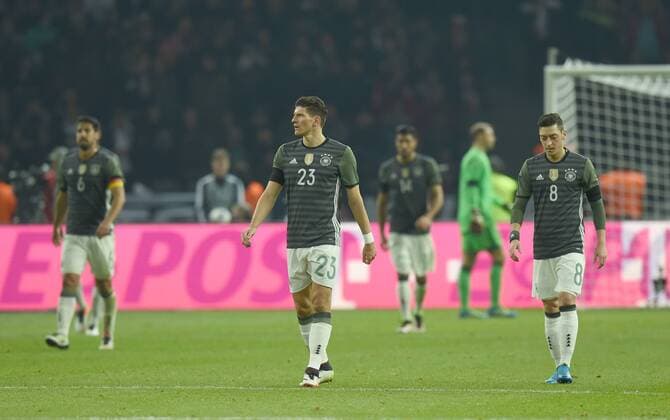 Fussball, Herren, Saison 2015 16, Länderspiel in Berlin, Deutschland - England, v. l. Sami Khedira (Deutschland), Mario Gomez (Deutschland), Mesut Özil (Deutschland) nach dem Gegentor zum 2:2, 26.03.2016,