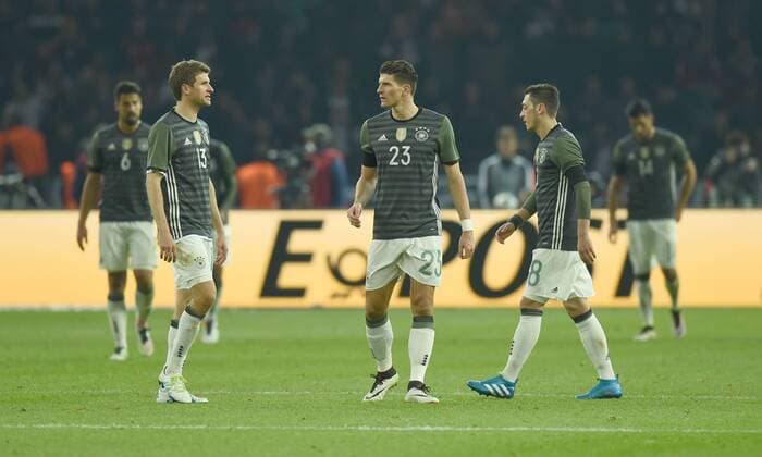 Fussball, Herren, Saison 2015 16, Länderspiel in Berlin, Deutschland - England, v. l. Thomas Müller (Deutschland), Mario Gomez (Deutschland), Mesut Özil (Deutschland) nach dem Gegentor zum 2:2, 26.03.2016,