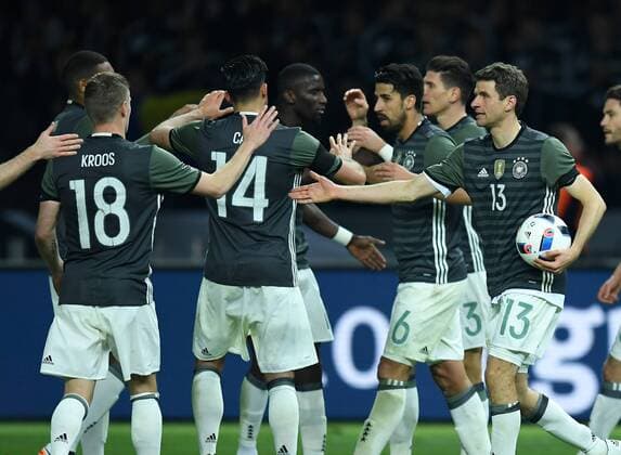 FUSSBALL INTERNATIONAL TESTSPIEL IM BERLINER OLYMPIASTADION Deutschland - England 26.03.2016 Torjubel nach dem 2:0: Toni Kroos, Emre Can, Sami Khedira, Thomas Mueller (v.l., alle Deutschland) 