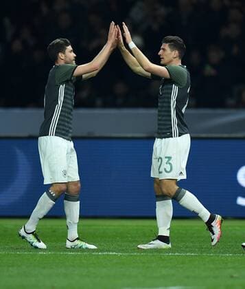 FUSSBALL INTERNATIONAL TESTSPIEL IM BERLINER OLYMPIASTADION Deutschland - England 26.03.2016 Torjubel nach dem 2:0: Jonas Hector und Mario Gomez (v.l., beide Deutschland) 