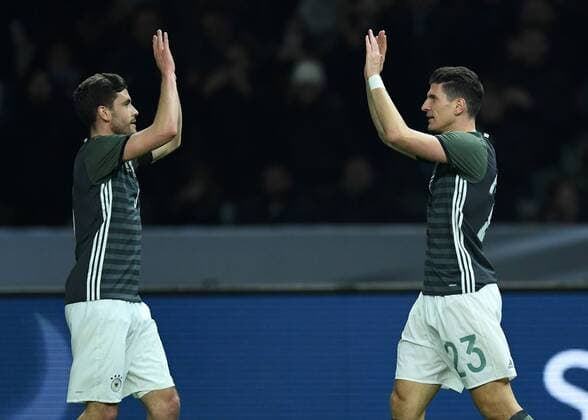 FUSSBALL INTERNATIONAL TESTSPIEL IM BERLINER OLYMPIASTADION Deutschland - England 26.03.2016 Torjubel nach dem 2:0: Jonas Hector und Mario Gomez (v.l., beide Deutschland) 