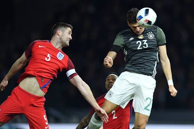 FUSSBALL INTERNATIONAL TESTSPIEL IM BERLINER OLYMPIASTADION Deutschland - England 26.03.2016 Mario Gomez (re, Deutschland) erzielt per Kopf das Tor zum 2:0. Gary Cahill (li, Deutschland) kommt zu spaet 