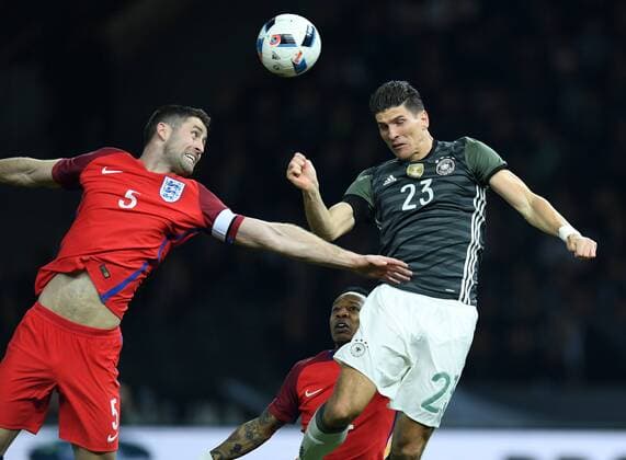 FUSSBALL INTERNATIONAL TESTSPIEL IM BERLINER OLYMPIASTADION Deutschland - England 26.03.2016 Mario Gomez (re, Deutschland) erzielt per Kopf das Tor zum 2:0. Gary Cahill (li, Deutschland) kommt zu spaet 