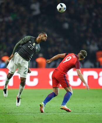 FUSSBALL INTERNATIONAL TESTSPIEL IM BERLINER OLYMPIASTADION Deutschland - England 26.03.2016 Jonathan Tah (li, Deutschland) gegen Harry Kane (re, England) 