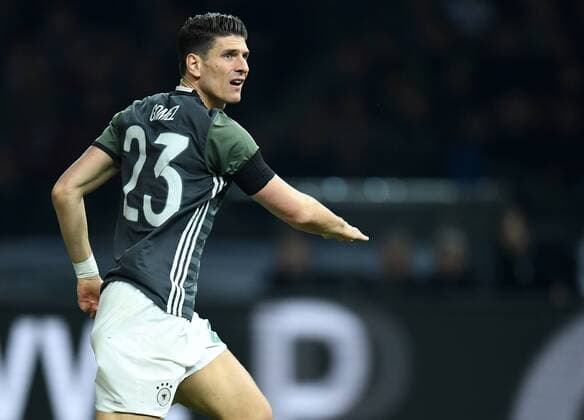 FUSSBALL INTERNATIONAL TESTSPIEL IM BERLINER OLYMPIASTADION Deutschland - England 26.03.2016 Mario Gomez (Deutschland) 