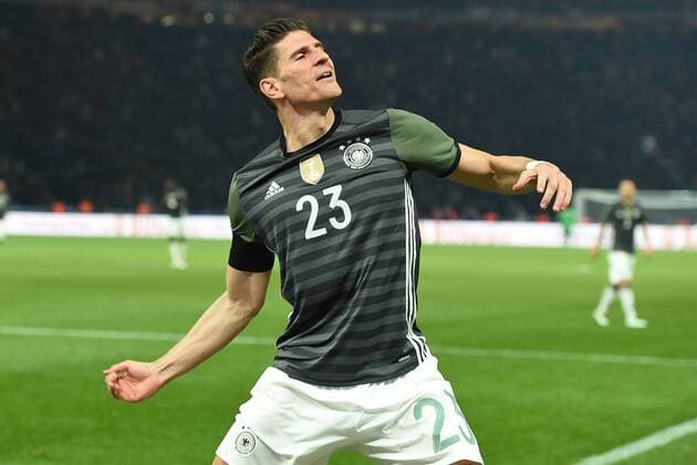 Bilder des Tages - SPORT Fußball Länderspiel Deutschland - England am 26.03.2016 im Olympiastadion in Berlin Torjubel zum 2:0 durch Mario Gomez ( Deutschland ) xRx