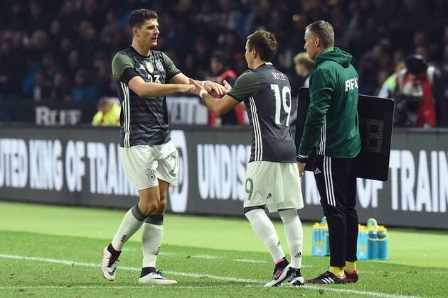 Fußball Länderspiel Deutschland - England am 26.03.2016 im Olympiastadion in Berlin Mario Gomez ( Deutschland ), links - Mario Götze ( Deutschland ), rechts xRx