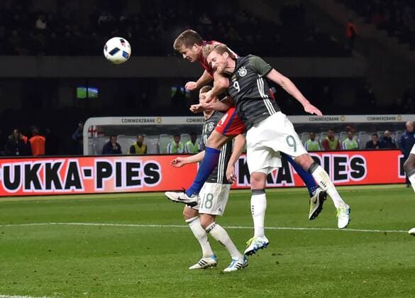 Fußball, Länderspiel, Eric Dier erzielt 2:3 Siegtreffer, Deutschland - England 26.03.2016, Fussball Laenderspiel in Berlin, Deutschland - England Eric Dier (England), li., erzielt mit diesem Kopfball das Tor zum 2:3