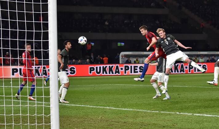 26.03.2016, Fussball Laenderspiel in Berlin, Deutschland - England Eric Dier (England), 2. v.re., erzielt mit diesem Kopfball das Tor zum 2:3