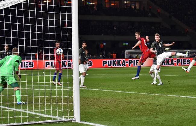 26.03.2016, Fussball Laenderspiel in Berlin, Deutschland - England Eric Dier (England), 2. v.re., erzielt mit diesem Kopfball das Tor zum 2:3