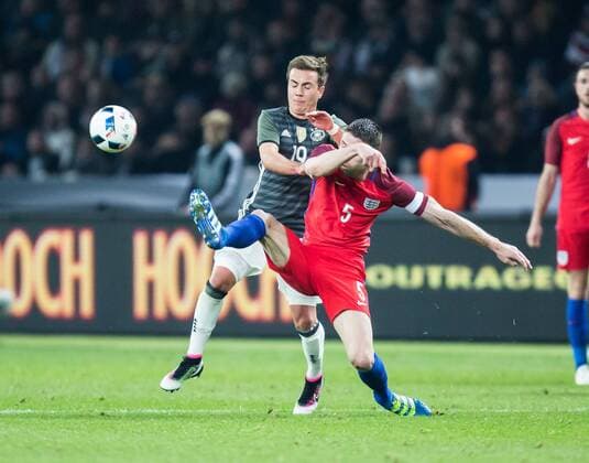 Berlin, Deutschland, 26.03.2016: Fußball Länderspiel zur Vorbereitung für die EM 2016 - Deutschland - England. Mario Götze Goetze (Deutschland 19) im Zweikampf gegen Gary Cahill (England 5)