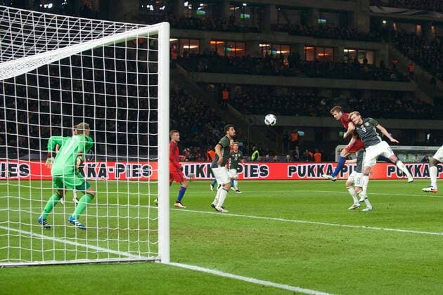 Fussball Berlin 19.03.2016 Nationalmannschaft DFB Länderspiel Deutschland (GER) - England (ENG) Tor zum 2:3 durch Eric Dier (England, No.04) Andre Schürrle (Deutschland, No.09) Manuel Neuer (Deutschland, TW, No.01) li.