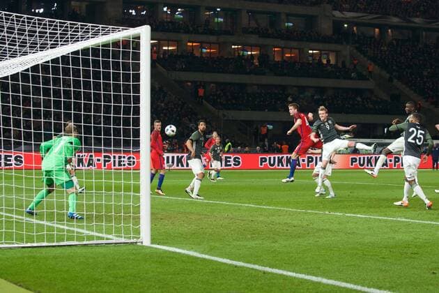 Fussball Berlin 19.03.2016 Nationalmannschaft DFB Länderspiel Deutschland (GER) - England (ENG) Tor zum 2:3 durch Eric Dier (England, No.04) Andre Schürrle (Deutschland, No.09) Manuel Neuer (Deutschland, TW, No.01) li.