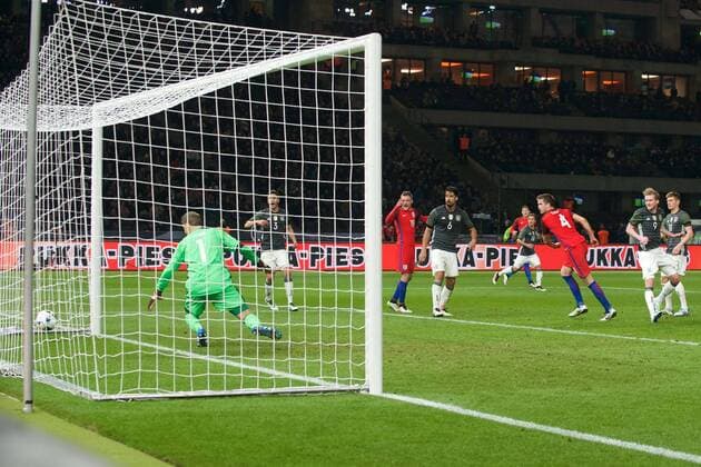 Fussball Berlin 19.03.2016 Nationalmannschaft DFB Länderspiel Deutschland (GER) - England (ENG) Tor zum 2:3 durch Eric Dier (England, No.04) Andre Schürrle (Deutschland, No.09) Manuel Neuer (Deutschland, TW, No.01) li.