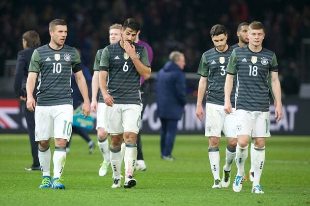 Fussball Berlin 19.03.2016 Nationalmannschaft DFB Länderspiel Deutschland (GER) - England (ENG) niedergeschlagen Lukas Podolski (Deutschland, No.10) Sami Khedira (Deutschland, No.06) Jonas Hector (Deutschland, No.03) Toni Kroos (Deutschland, No.18)