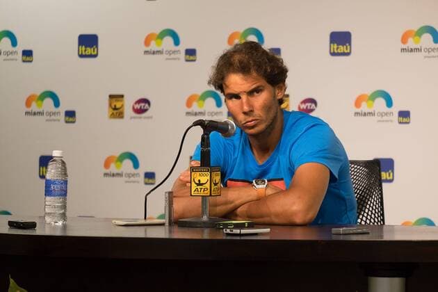 Spanish tennis player Rafael Nadal delivers a presser after leaving the pitch due to physical problems during a Miami Tennis Open match before Bosnian Damir Dzumhur in Key Biscayne, Miami, Florida, United States, 26 March 2016. MIAMI TENNIS OPEN !ACHTUNG: NUR REDAKTIONELLE NUTZUNG!  MIA004 20160326-635946296684058733