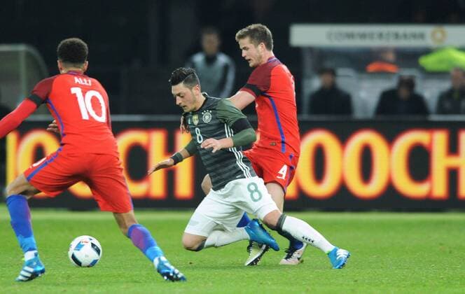 Fussball, Deutschland, Herren, DFB, Länderspiel zur Euro 2016, Olympia-Stadion Berlin: Deutschland - England 2:3; Mesut Özil, Oezil (Deutschland), Eric Dier (ENG), Aktion.