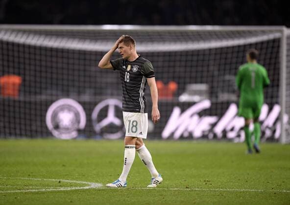 Bilder des Tages - SPORT 26.03.2016, Fussball Nationalmannschaft, Freundschaftsspiel Deutschland - England, im Olympiastadion Berlin. Frust bei Toni Kroos (Deutschland). 
