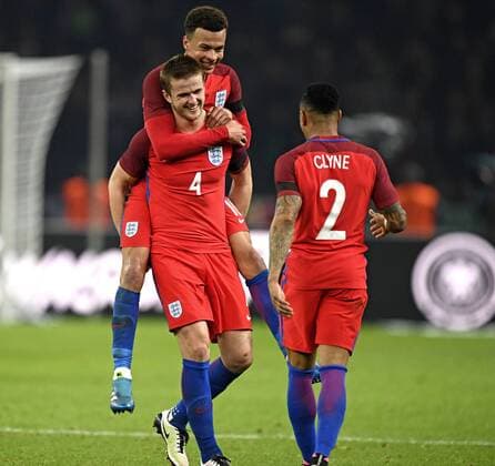 26.03.2016, Fussball Nationalmannschaft, Freundschaftsspiel Deutschland - England, im Olympiastadion Berlin. Schlussjubel Eric Dier (li, England) und Dele Alli (li, oben, England). 