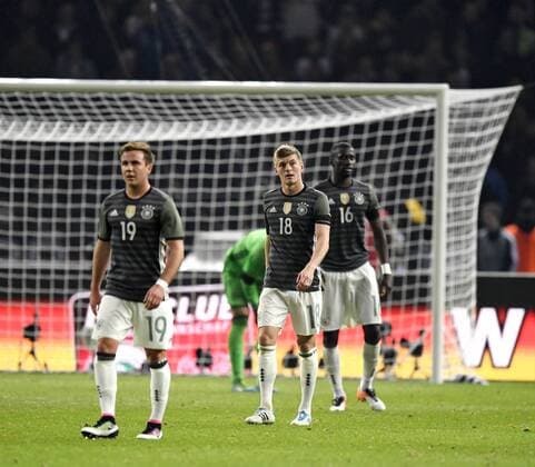 26.03.2016, Fussball Nationalmannschaft, Freundschaftsspiel Deutschland - England, im Olympiastadion Berlin. Fust der Deutschen, v.lI: Mario Götze (Deutschland), Toni Kroos (Deutschland), Antonio Rüdiger (Deutschland). 