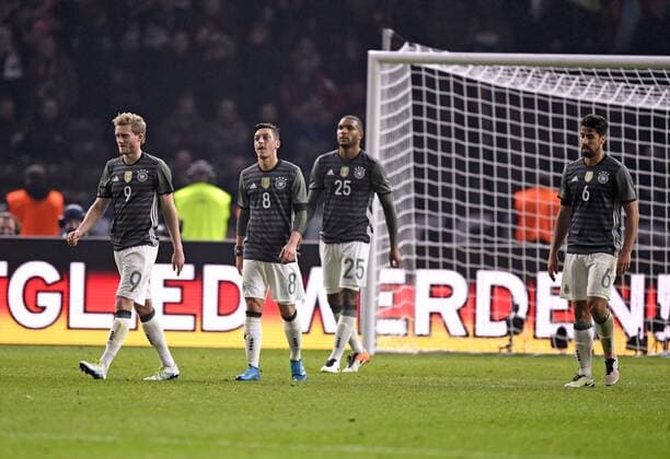 26.03.2016, Fussball Nationalmannschaft, Freundschaftsspiel Deutschland - England, im Olympiastadion Berlin. Fust der Deutschen, v.lI: Andre Schürrle (Deutschland), Mesut Özil (Deutschland), Jonathan Tah (Deutschland). 