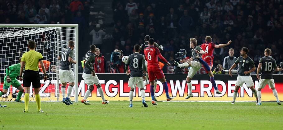 Berlin Fußball Länderspiel Deutschland vs. England, Tor zum 2:3 durch Eric Dier (ENG, Nr. 4, 3.v.r.)