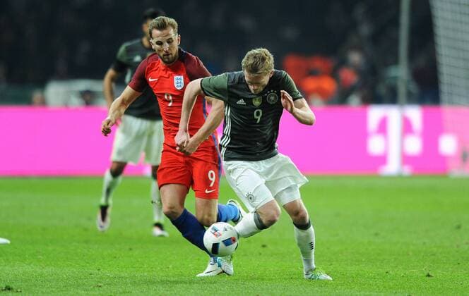 Fussball, Deutschland, Herren, DFB, Länderspiel zur Euro 2016, Olympia-Stadion Berlin: Deutschland - England 2:3; Andre Schuerrle (GER), Harry Kane (ENG), Aktion.