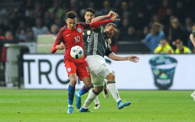 Fussball, Deutschland, Herren, DFB, Länderspiel zur Euro 2016, Olympia-Stadion Berlin: Deutschland - England 2:3; Alli Dele (ENG), Lukas Podolski (GER), Aktion.