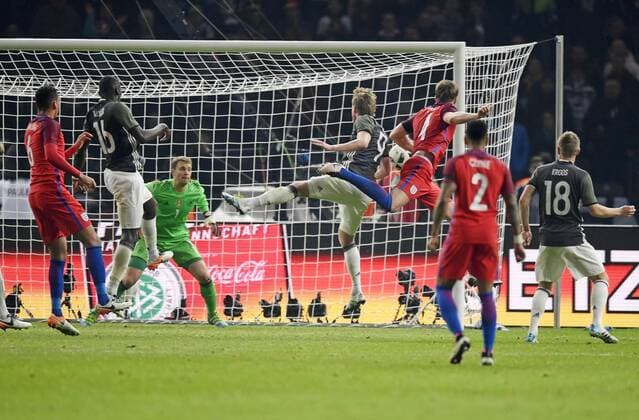 26.03.2016, Fussball Nationalmannschaft, Freundschaftsspiel Deutschland - England, im Olympiastadion Berlin. Das Siegtor der Engländer zum 3.2 köpft Eric Dier (re, England). Torwart Manuel Neuer (li, Deutschland) und Andre Schürrle (Deutschland) ohne Chance. 