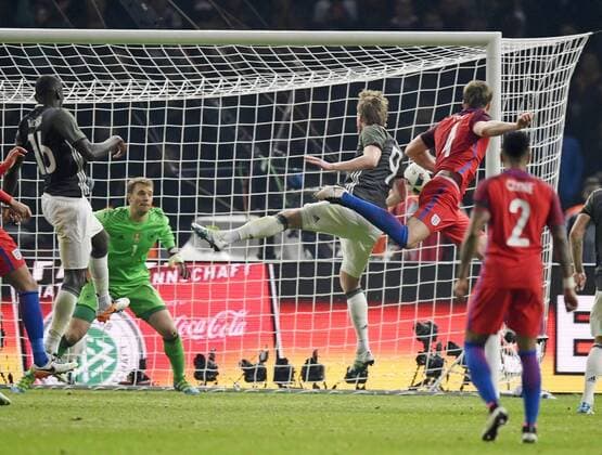 Fußball, Länderspiel, Eric Dier erzielt 2:3 Siegtreffer, Deutschland - England 26.03.2016, Fussball Nationalmannschaft, Freundschaftsspiel Deutschland - England, im Olympiastadion Berlin. Das Siegtor der Engländer zum 3.2 köpft Eric Dier (re, England). Torwart Manuel Neuer (li, Deutschland) und Andre Schürrle (Deutschland) ohne Chance. 