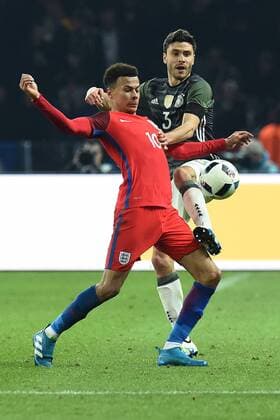 Fußball Länderspiel Deutschland - England am 26.03.2016 im Olympiastadion in Berlin Dele Alli ( England ), links - Jonas Hector ( Deutschland ), rechts xRx