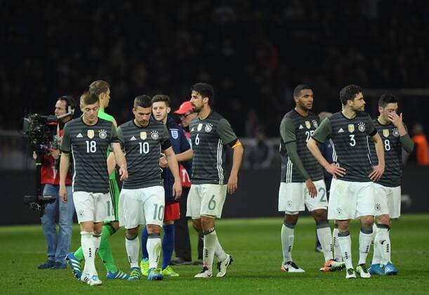26.03.2016, Fussball Laenderspiel in Berlin, Deutschland - England v.li., Toni Kroos (Deutschland), Lukas Podolski (Deutschland), Sami Khedira (Deutschland), Jonathan Tah (Deutschland), Jonas Hector (Deutschland), Mesut Oezil, Mesut Özil (Deutschland)