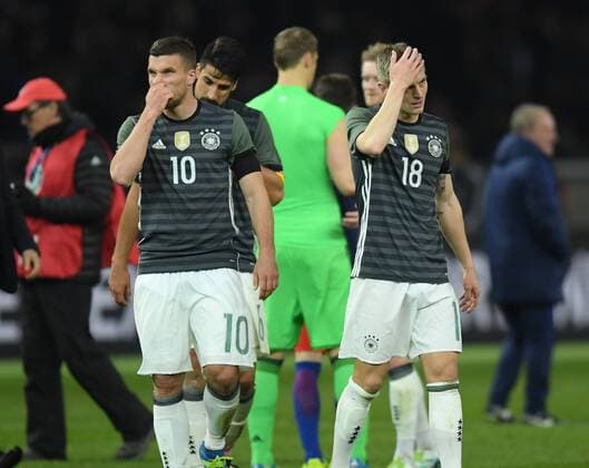 26.03.2016, Fussball Laenderspiel in Berlin, Deutschland - England Lukas Podolski (Deutschland), li., und Toni Kroos (Deutschland)