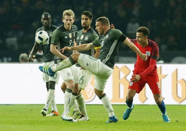 Andre Schürrle, Sami Khedira, Lukas Podolski, Dele Alli Aktion Spielszene Zweikampf Fußball Fussball Länderspiel Saison 2015 2016 26.03.2016 DFB Nationalmannschaft BRDeutschland vs. England