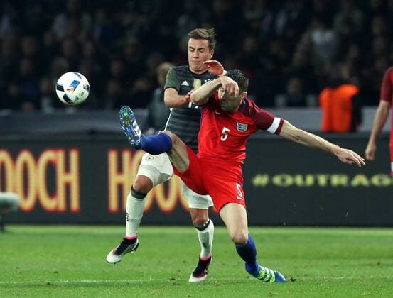 Mario Götze, Gary Cahill Aktion Spielszene Zweikampf Fußball Fussball Länderspiel Saison 2015 2016 26.03.2016 DFB Nationalmannschaft BRDeutschland vs. England