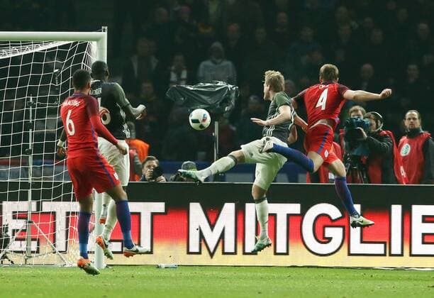 Fußball, Länderspiel, Eric Dier erzielt 2:3 Siegtreffer, Deutschland - England Eric Dier Kopfballtor zum 3:2, Andre Schürrle Aktion Spielszene Zweikampf Fußball Fussball Länderspiel Saison 2015 2016 26.03.2016 DFB Nationalmannschaft BRDeutschland vs. England