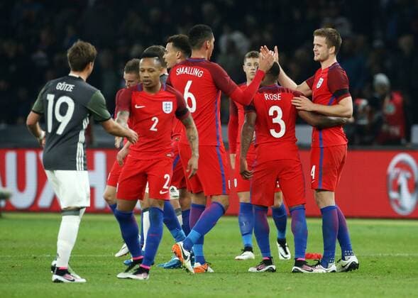 li. Mario Götze, Nathaniel Clyne, Chris Smalling, Danny Rose, Eric Dier Freude Emotion jubelnd Jubel nach Spielende Fußball Fussball Länderspiel Saison 2015 2016 26.03.2016 DFB Nationalmannschaft BRDeutschland vs. England
