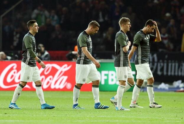 Mesut Özil, Lukas Podolski, Toni Kroos, Sami Khedira enttäuscht nach Spielende Enttäuschung Fußball Fussball Länderspiel Saison 2015 2016 26.03.2016 DFB Nationalmannschaft BRDeutschland vs. England