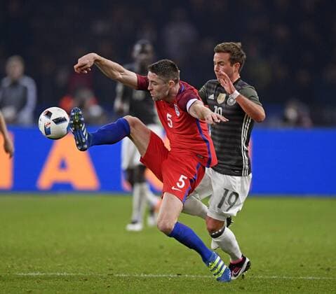26.03.2016, Fussball Nationalmannschaft, Freundschaftsspiel Deutschland - England, im Olympiastadion Berlin. v.li: Gary Cahill (England) gegen Mario Götze (Deutschland). 