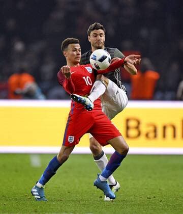 26.03.2016, Fussball Nationalmannschaft, Freundschaftsspiel Deutschland - England, im Olympiastadion Berlin. v.li: Dele Alli (England) gegen Jonas Hector (Deutschland). 
