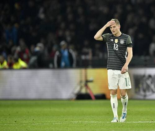 Enttäuschung nach dem Spiel bei Toni Kroos (GER) DFB Länderspiel Deutschland gegen England Freundschaftsspiel Fußball Herren GER vs ENG Berlin Olympiastadion 26.03.2016 DFB Länderspiel Deutschland gegen England